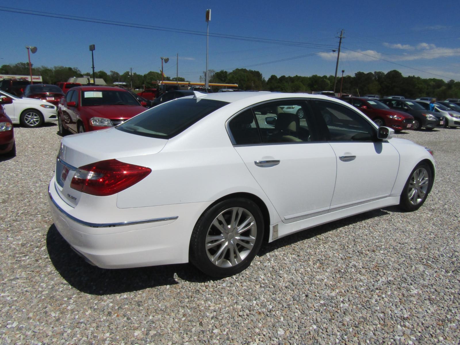 2014 White /Tan Hyundai Genesis (KMHGC4DD2EU) with an V6 engine, Automatic transmission, located at 15016 S Hwy 231, Midland City, AL, 36350, (334) 983-3001, 31.306210, -85.495277 - Photo #7